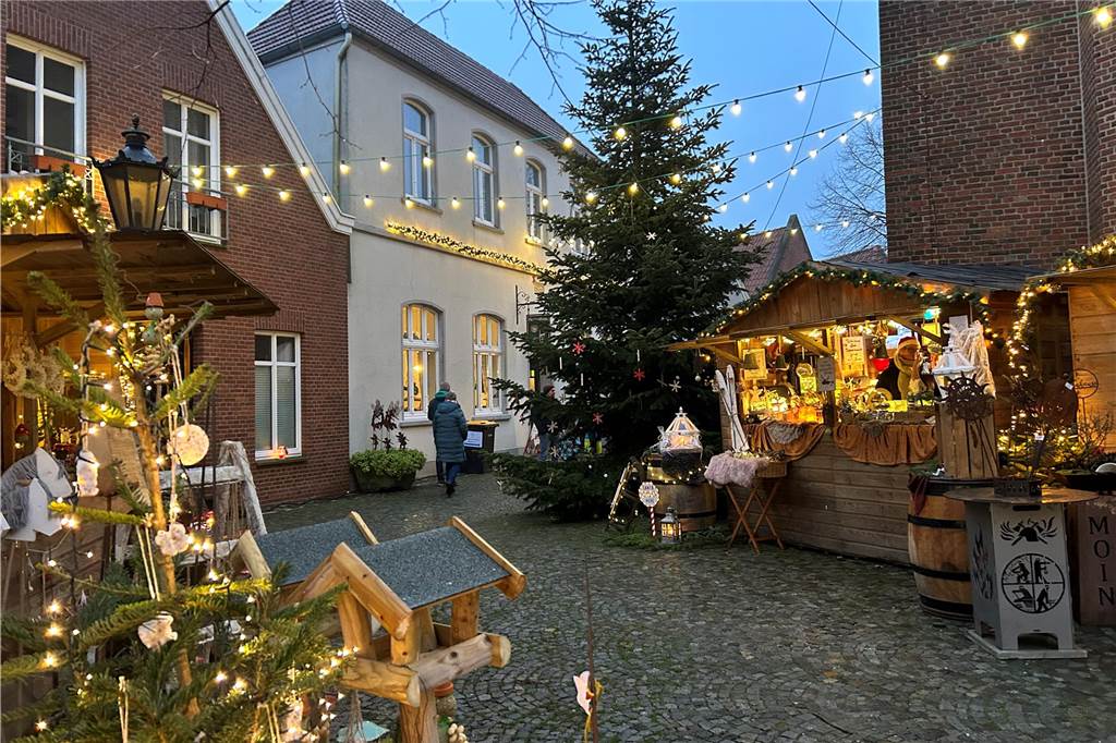 Nicht nur kleine, sondern auch ein großer Weihnachtsbaum stand direkt vor der Kirche.