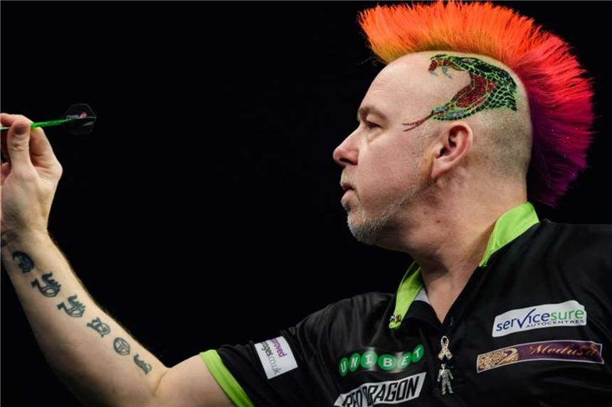 Darts-Premier-League macht auch 2019 Station in Berlin Nicht nur optisch eine Attraktion bei der Darts-Premier-League-Premiere in Berlin Peter Wright aus England. Foto: Gregor Fischer