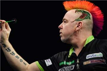 Nicht nur optisch eine Attraktion bei der Darts-Premier-League-Premiere in Berlin Peter Wright aus England. Foto: Gregor Fischer