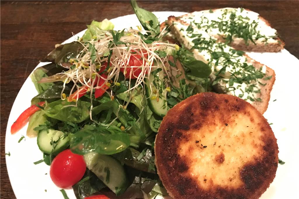 Café Kegelbahn: Etwas teurer, dafür aber Bio-köstlich mit einzigartigem Ambiente Nicht nur schön anzusehen: der gebackene Ziegenkäse mit Salat.