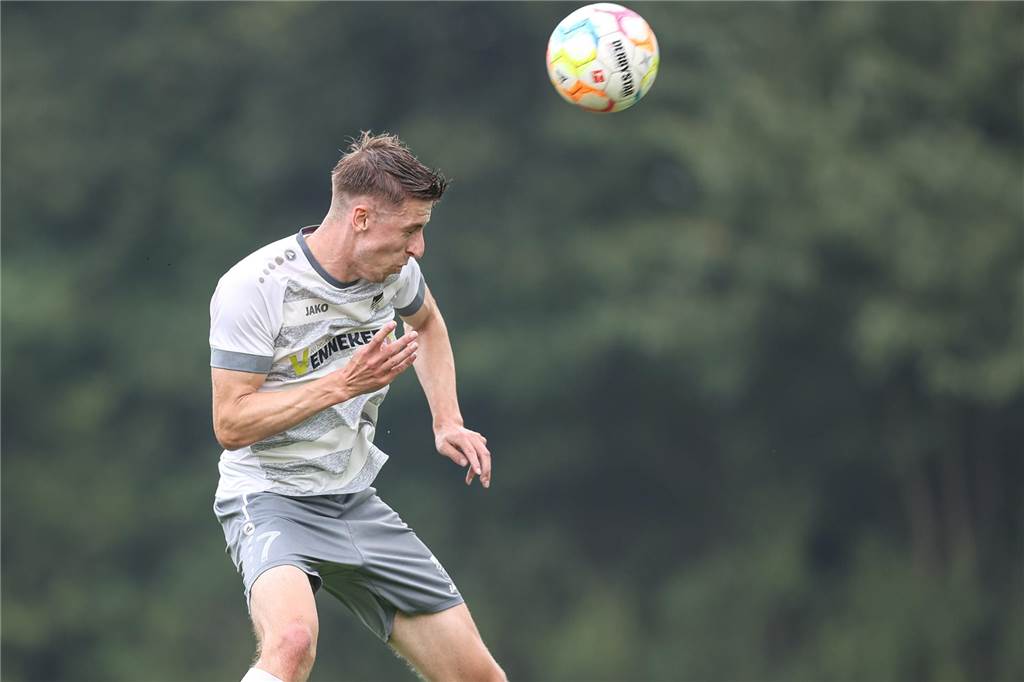 Simon Mors führt FC Nordkirchen zum Derbysieg Simon Mors vom FC Nordkirchen köpft den Ball.