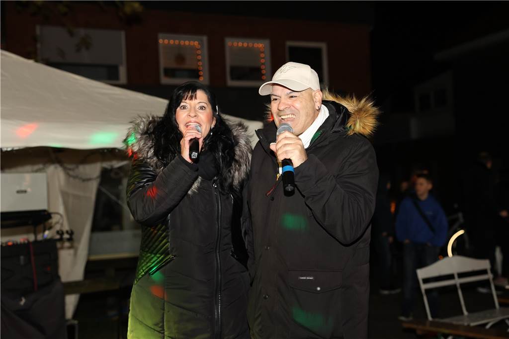 Adventsmarkt: Bürgermeister Orlowski begeistert, obwohl er verliert Nicht nur Weihnachtslieder, sondern auch Schlager waren auf dem Platz vor der Friedenskirche in Selm zu hören.