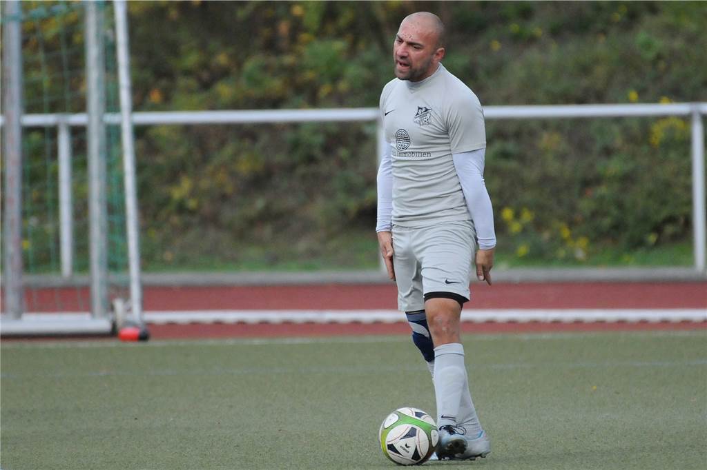 Castrop-Rauxeler Trainer trägt bald drittes Wappen binnen fünf Jahren ohne Vereinswechsel Nicht ohne Emotion ist Ilker Bahcecioglu als Spielertrainer des Fusions-Klubs SF Habinghorst/Dingen am Ball.