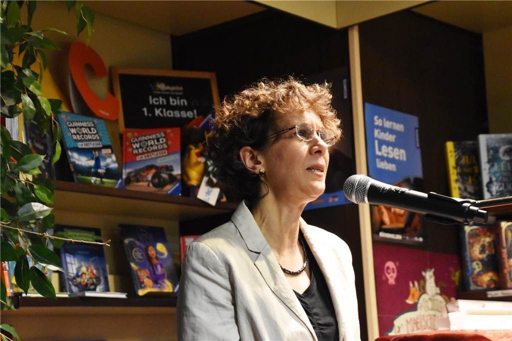 Letzte Lesung in Lippe Buchhandlung: Hoffnungsschimmer für Nachfolge Nicht ohne Emotionen verabschiedete sich Heidi Vakilzadeh von ihren Kunden und Gästen, zu denen vielfach freundschaftliche Verbundenheit aufgebaut wurde.