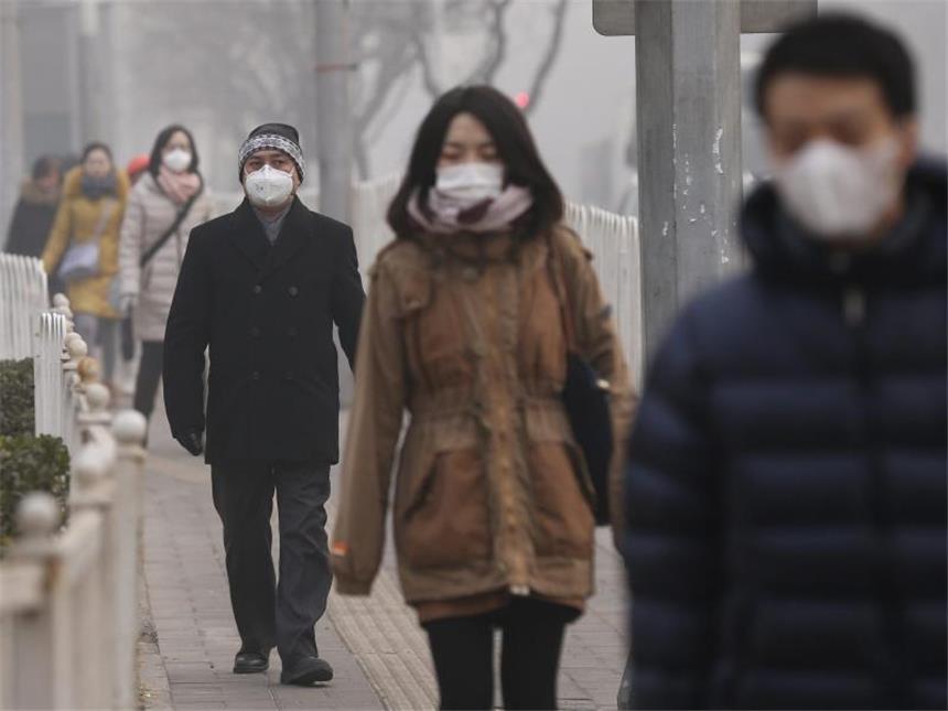 EU kämpft in Paris hart für ehrgeizige Klimaziele Nicht ohne Maske: Atemschutz gehört in Peking mittlerweile zum Alltag. Foto: Rolex Dela Pena/Archiv