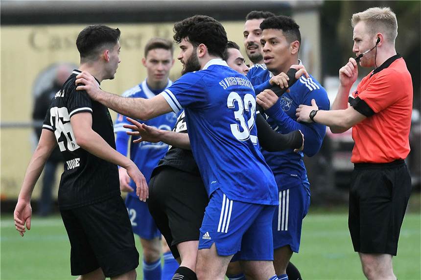 Unsere Elf (Artikel) des 20. Castrop-Rauxeler Fußball-Spieltages Nicht ohne Tumult kam das Westfalenliga-Spiel zwischen Wacker Obercastrop (blaue Trikots) und der Spvg Hagen 11 aus.