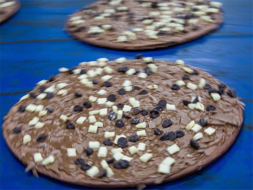 Aqua-Fitness bis Zagreb: Ein Sommertrendlexikon 2017 Nicht Salami, nicht Hawaii, nicht Schinken: Stattdessen ist in diesem Sommer eine Schokoladenpizza angesagt. Foto: Jens Büttner/dpa-Zentralbild/dpa