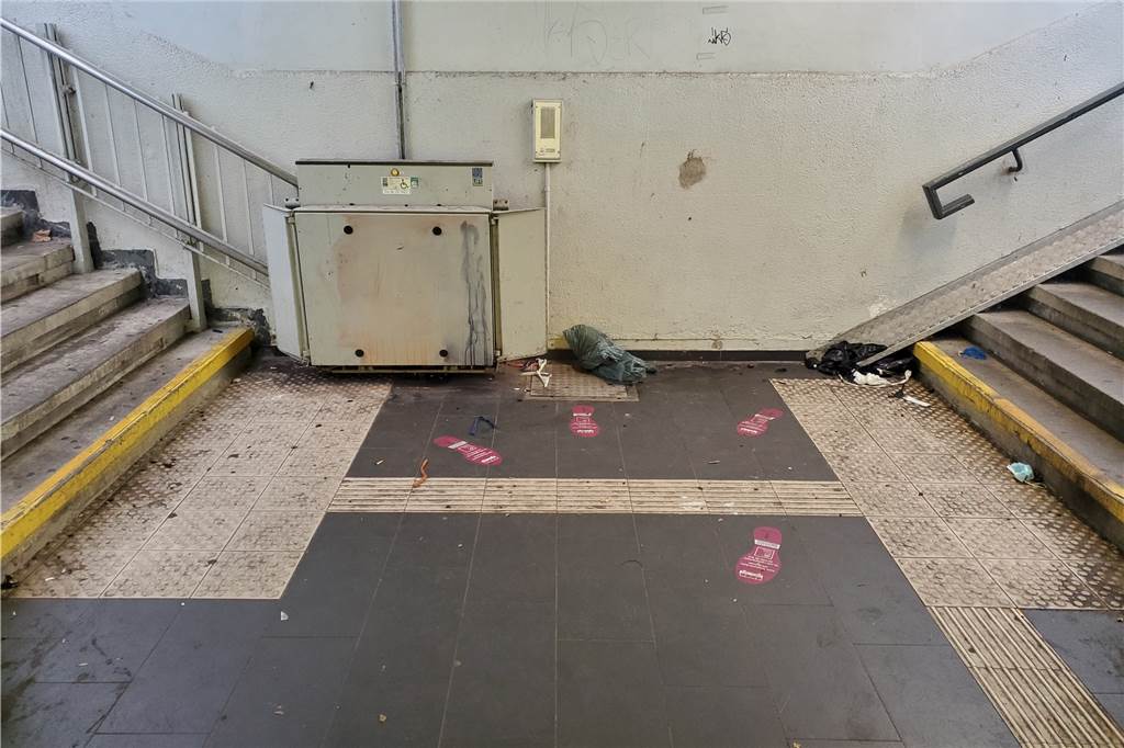Hauptbahnhof Lünen versifft: „Mit meiner Mutter fahre ich hier nicht mehr“ Nicht selten sammelt sich Müll an verschiedenen Orten im Lüner Hauptbahnhof.