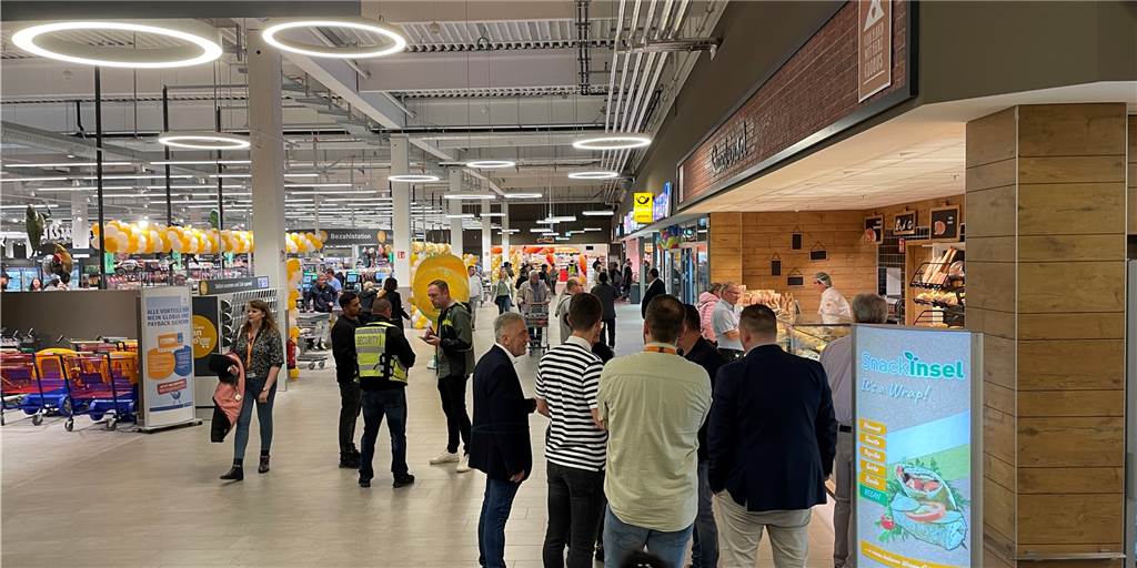 Inflation? Hohe Energie-Preise? Die Lust am Konsum scheint ungebrochen Menschen stehen im neuen Globus in Castrop-Rauxel oder laufen durch die Gänge.