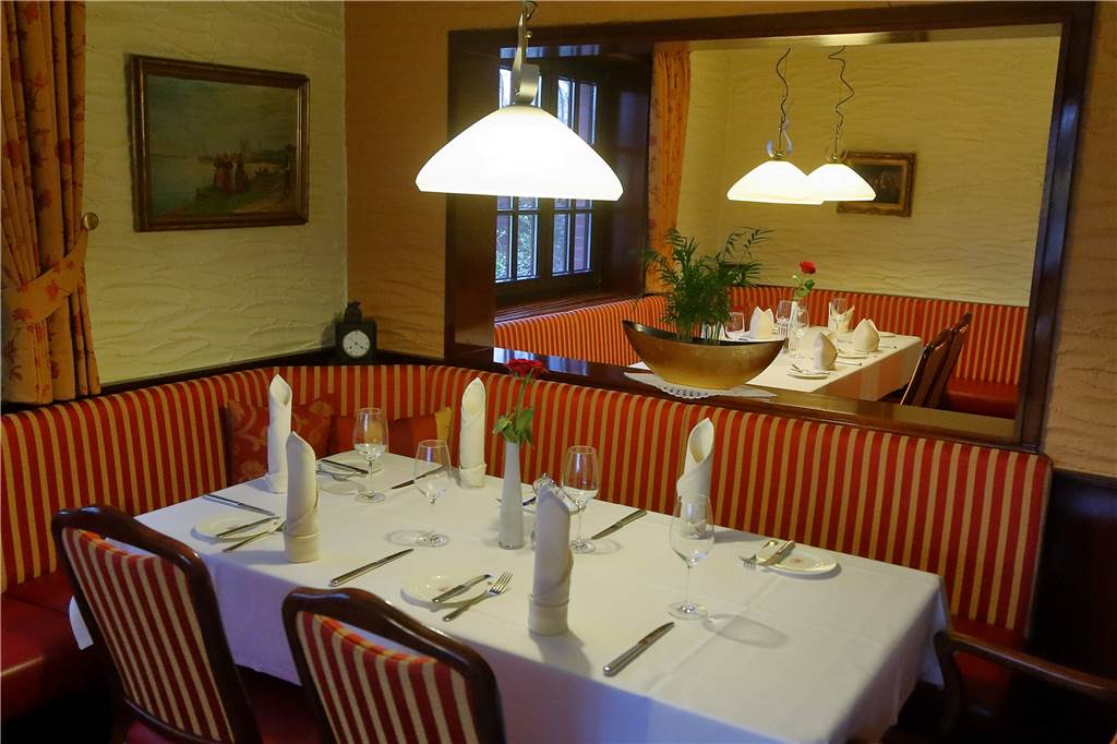Gut gemachte Klassiker begeistern im „Haus im Flör“ Nicht überladen eingedeckt sind die Tische im Restaurant. Der schottische Landhausstil wird mit Bildern und weiteren Antiquitäten abgerundet, jede Eckbank hat eine eigene Kaminuhr.
