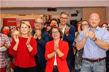 Nicht unzufrieden mit dem Ergebnis der ersten Hochrechnung im Bund: SPD-Kandidatin Sabine Poschmann, Landtagsabgeordneter Volkan Baran, Parteichefin Nadja Lüders, Oberbürgermeister Thomas Westphal und Kandidat Jens Peick (v.l.).