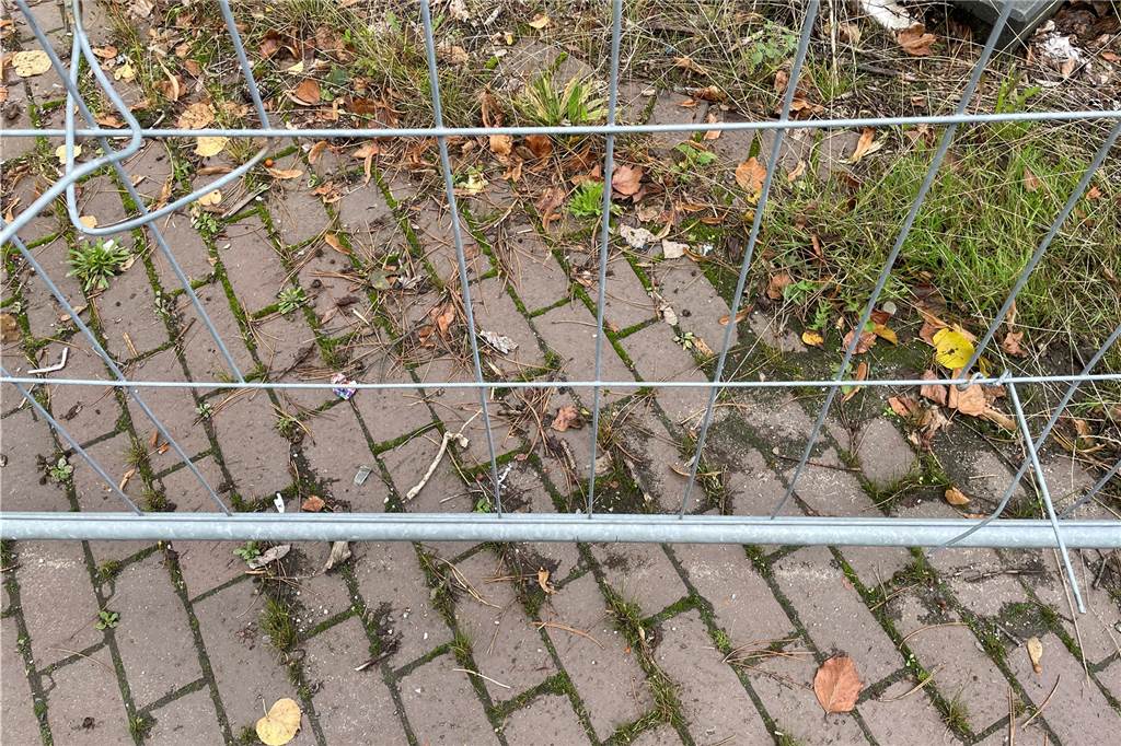 Nach jahrelangem Stillstand: Bauarbeiten an HBG-Brunnen beginnen bald Drähte schauten im Herbst aus dem Bauzaun an der Brunnenbaustelle auf dem Schulhof der Heinrich-Böll-Gesamtschule in Lütgendortmund