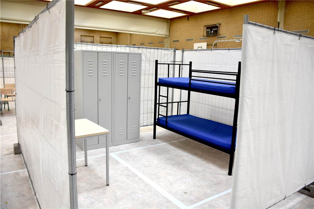 69 Flüchtlinge aus der Ukraine leben in Sporthallen-Notunterkunft Nicht wohnlich, sondern eine echte Notlösung in der Sporthalle. Es sei eine dauerhafte Frage der dort untergebrachten Flüchtlinge, ob sie irgendwo anders untergebracht werden können. Eine Alternative gebe es im Moment aber einfach nicht.