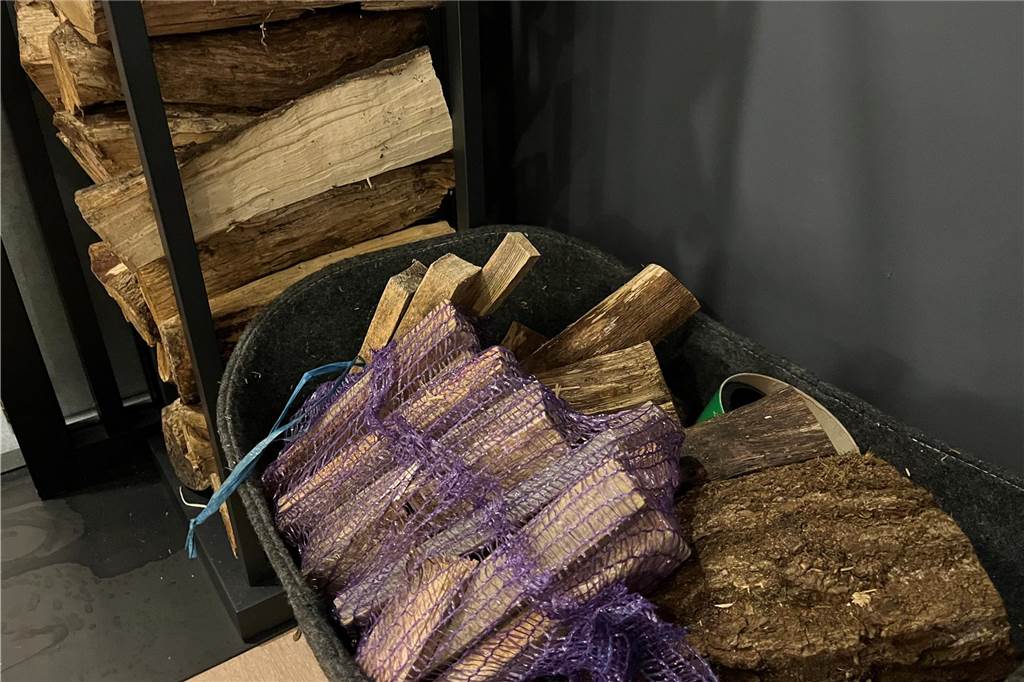 Schornsteinfeger zeigen, wie man einen Ofen richtig anmacht Nicht zu große Holzscheite und Anmachholz braucht man für Kamin und Ofen.