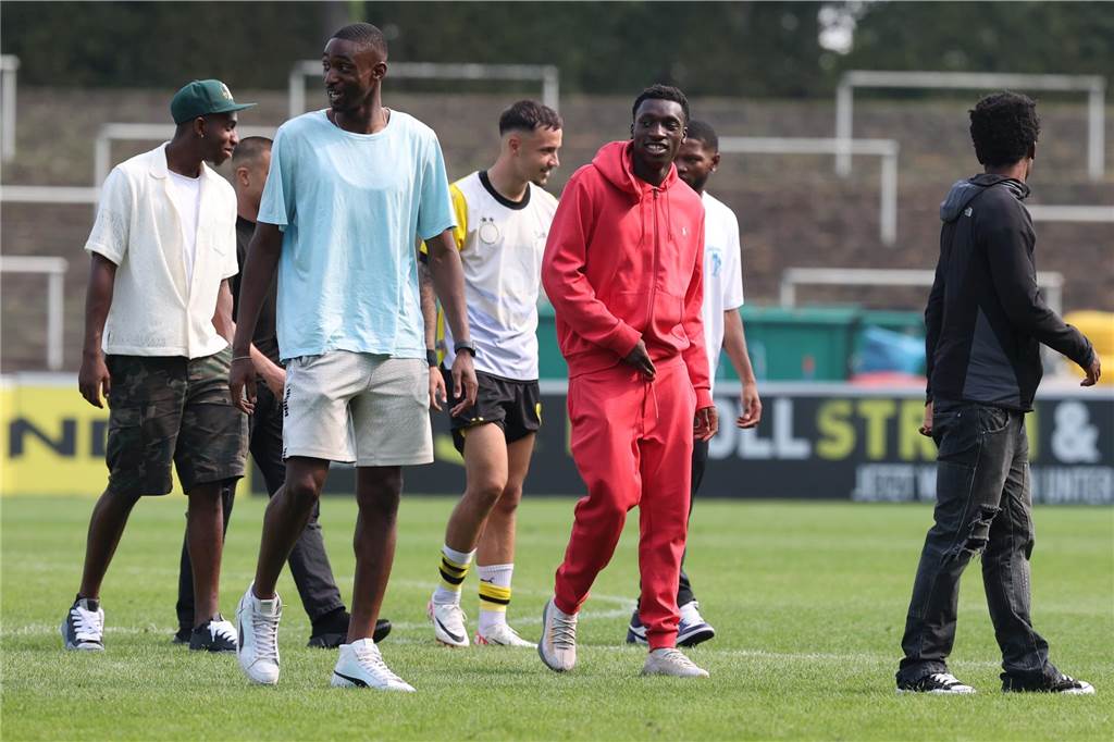 Abdoulaye Kamara läuft über den Rasen.