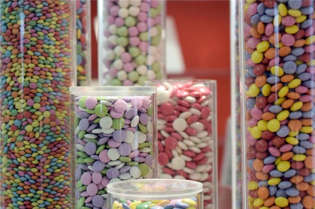 Keine Werbung für Süßigkeiten mehr: Werbeverbote für ungesunde Kinder-Lebensmittel geplant Bunte Süßigkeiten in Gläsern