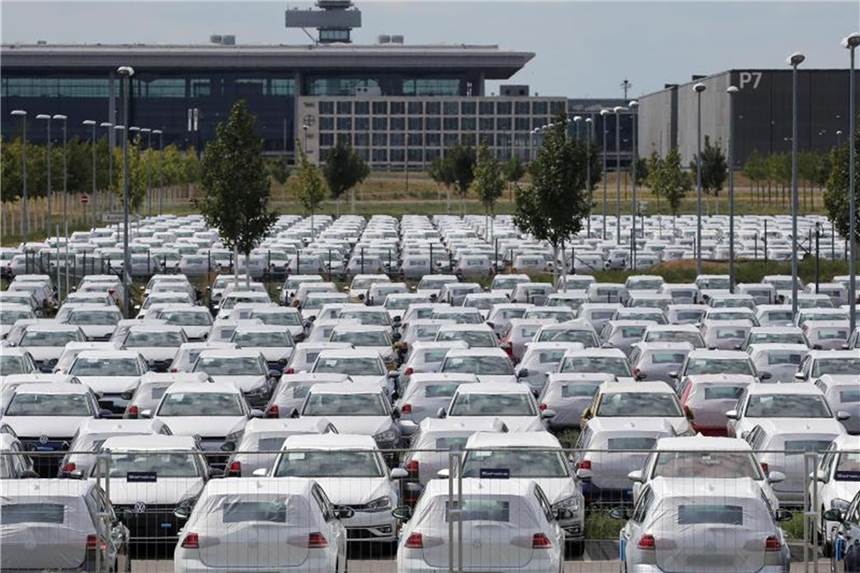 Nicht zugelassene Autos stehen auf einem Parkplatz des BER bei Berlin. Autoverkäufe sind in Deutschland auf einen Rekordwert. Foto: Wolfgang Kumm