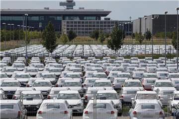Nicht zugelassene Autos stehen auf einem Parkplatz des BER bei Berlin. Autoverkäufe sind in Deutschland auf einen Rekordwert. Foto: Wolfgang Kumm