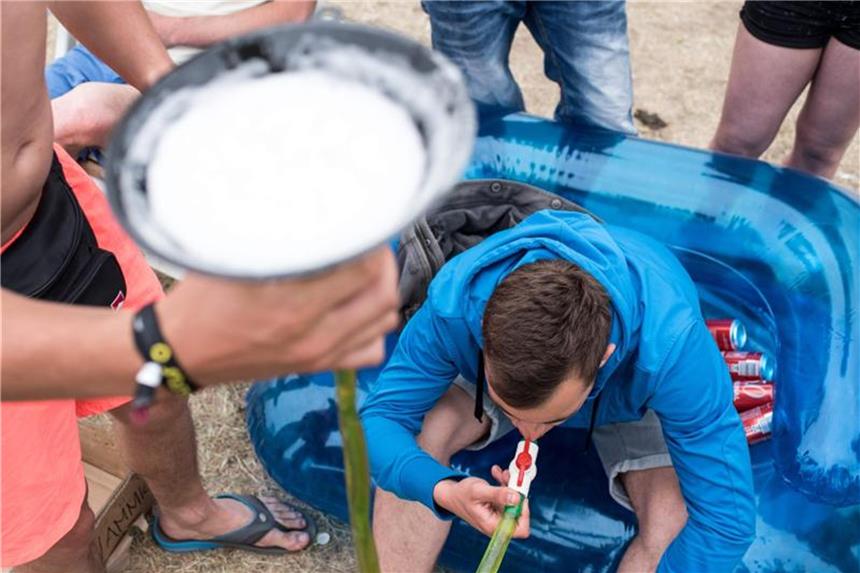 Wieder mehr Jugendliche wegen Komasaufens im Krankenhaus Nicht zuletzt auch über das Internet können Jugendliche leicht an harten Alkohol kommen - mit genau auf die Zielgruppe zugeschnittenen Angeboten. Foto: Ole Spata/Symbolbild