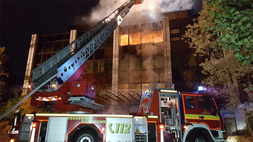 Nicht zum ersten Mal brannte das leerstehende Bürogebäude in der Dortmunder Gartenstadt. Die Feuerwehr hatte die Lage schnell unter Kontrolle.