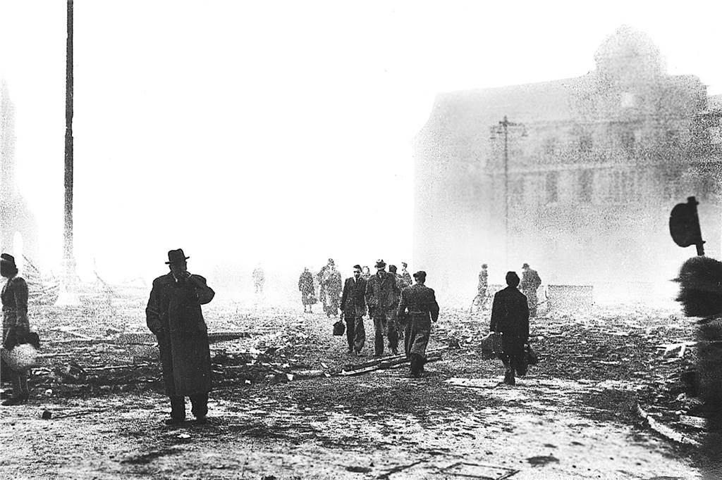Nichts als Trümmer: So sah es während des Bombenkriegs am Hansaplatz aus.