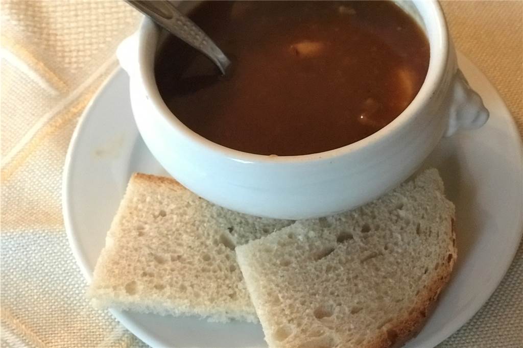 Im alten Gasthaus Klähr gibt es deftiges Abendessen für unter zehn Euro Nichts Besonderes: Die Ochsenschwanzsuppe.