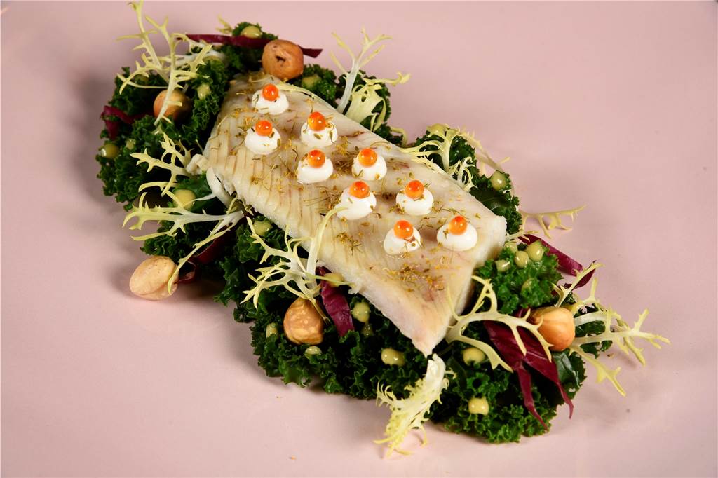 Nichts für Anfänger, aber weihnachtlich lecker: Geräucherte Regenbogenforelle mit Grünkohlsalat, Haselnussdressing und Dilljoghurt nach einem Rezept von Spitzenkoch Mario Kalweit.
