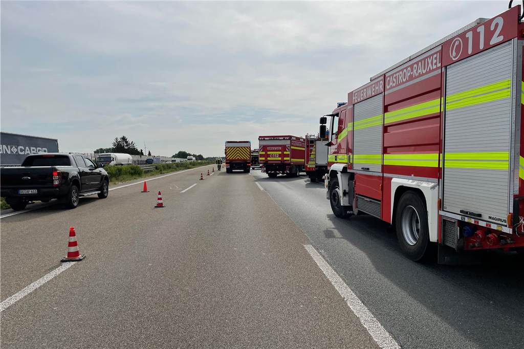 Tödlicher Unfall auf der A2: Autobahn ist wieder freigegeben (mit Video) Nichts geht auf der A2 im Bereich des Autobahnkreuzes von A45 und A2.