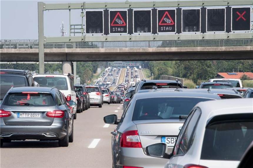 Nichts geht mehr. Auch wer im Stau dringend zur Toilette muss, darf die Autobahn nicht betreten. Die einzige Lösung bietet ein Taschen-WC. Foto: Peter Kneffel