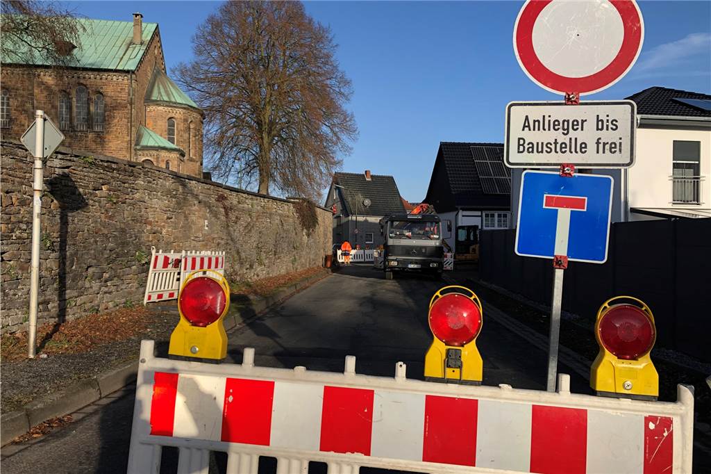 Mit Video: Nachbarn verhängen Baustopp für Abwasserkanal eines Neubaus Nichts geht mehr auf der Von-Steinen-Straße in Frömern: Zwar war die Sperrung wegen einer Baustelle regulär für eine Woche bis zum 10. Dezember genehmigt worden. Weil Nachbarn nun den Weiterbau verhindern, ist der Fortgang der Dinge mehr als ungewiss.