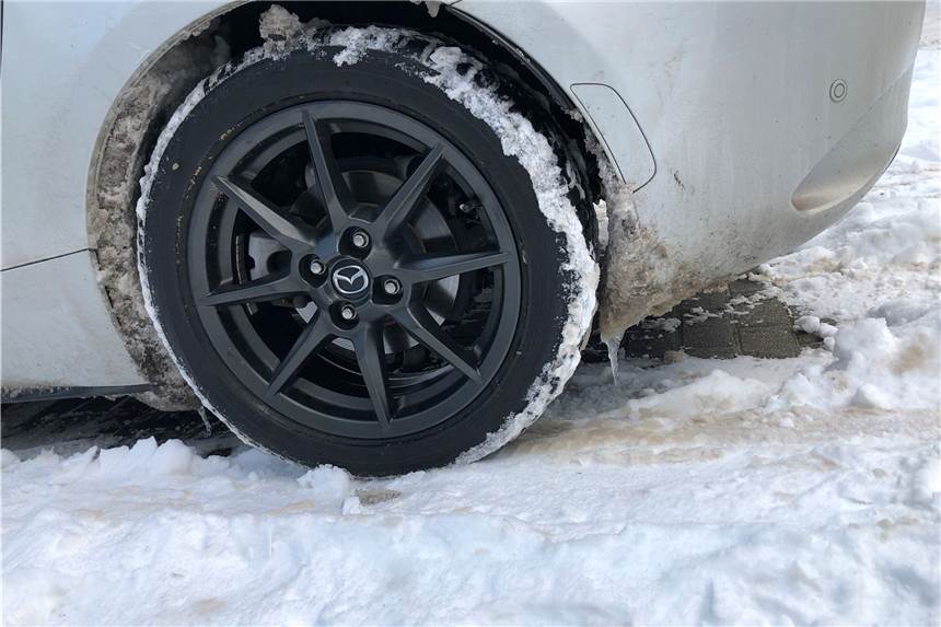 Eis und Schnee: Rasender Reporter in Hostedde festgefahren Nichts ging mehr am Mittwoch in Hostedde: Die Hinterräder meines Autos drehten durch