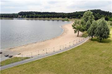 Nichts los im Seepark - der Strand ist abgesperrt mit einem Zaun.