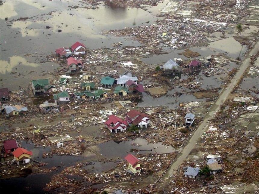 Weltweites Tsunami-Gedenken zehn Jahre nach der Katastrophe Nichts mehr da: Luftaufnahme von Banda Aceh nach der Katastrophe. Foto: State Palace/Archiv