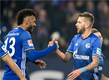 Nichts mehr zu lachen: Schalkes Angreifer Eric Maxim Choupo-Moting (l.) und Guido Burgstaller drohen beide gegen Bayern München auszufallen.