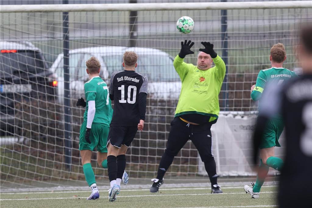 Thomas Gebhardt wäre fast bei einem Premier-League-Klub gelandet Thomas Gebhardt hält einen Ball als Torwart von GS Cappenberg.