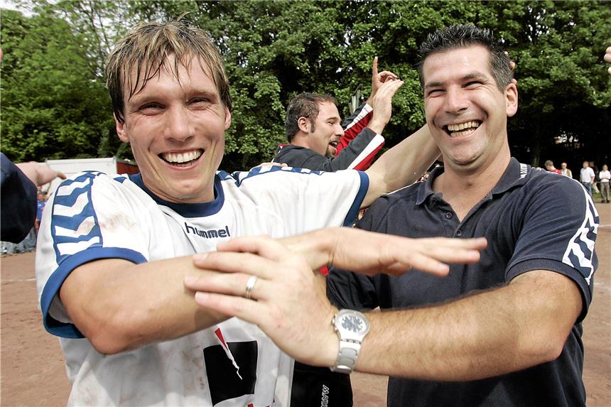 Als der SV Südkirchen Hannes Wolf besiegte Nichts zu lachen hatten Hannes Wolf (l.) und Co-Trainer Michael Luppus mit dem ASC 09 Dortmund vor zehn Jahren beim Bezirksliga-Gastspiel in Südkirchen. Der SVS gewann sensationell.