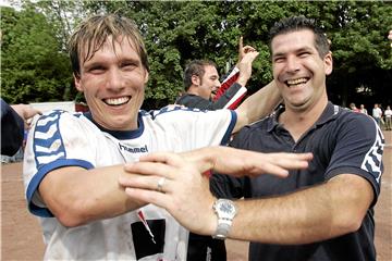 Nichts zu lachen hatten Hannes Wolf (l.) und Co-Trainer Michael Luppus mit dem ASC 09 Dortmund vor zehn Jahren beim Bezirksliga-Gastspiel in Südkirchen. Der SVS gewann sensationell.