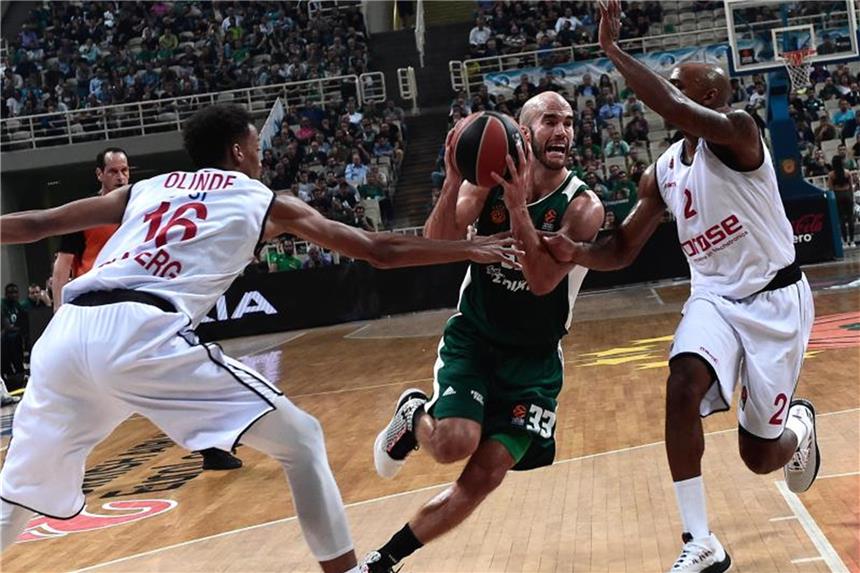 Brose Bamberg gelingt in Malaga erster Sieg Nick Calathes (M) war von der Bamberger Defensive nicht zu stoppen. Foto: Angelos Tzortzinis