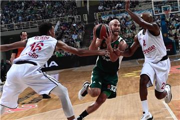 Nick Calathes (M) war von der Bamberger Defensive nicht zu stoppen. Foto: Angelos Tzortzinis