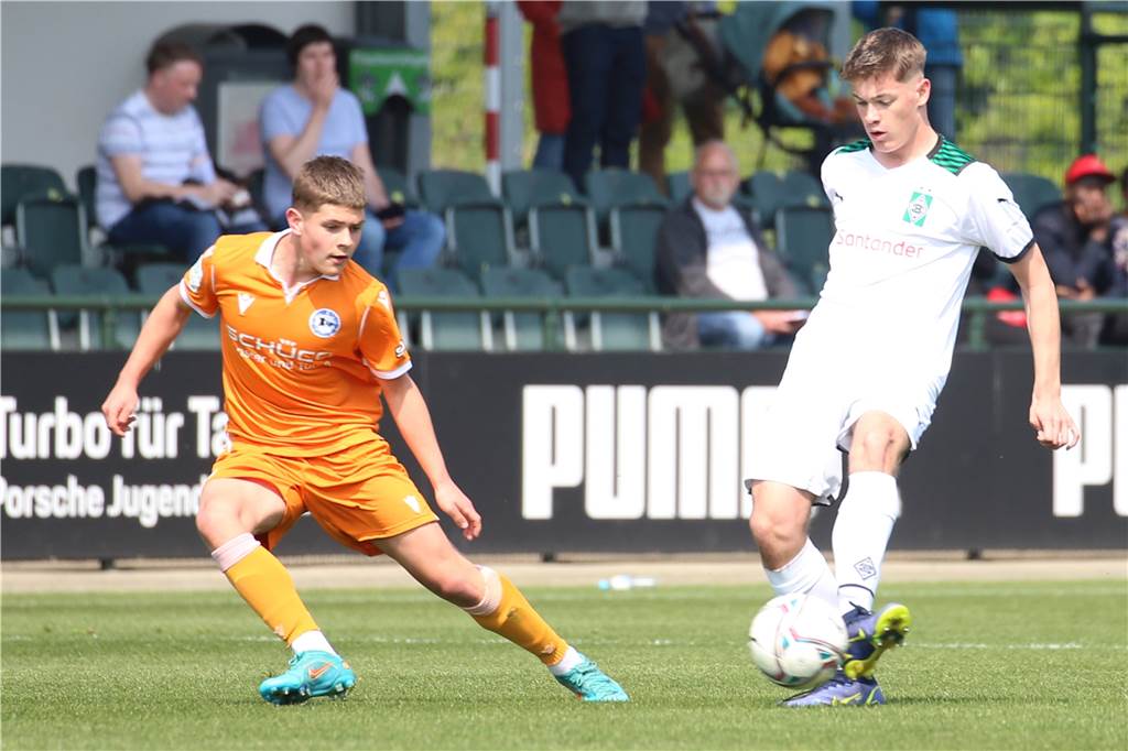 Borussia Dortmund verpflichtet U17-Toptalent: Nationalspieler kommt von Arminia Bielefeld Nick Cherny (l.) wechselt von Arminia Bielefeld zu Borussia Dortmund.