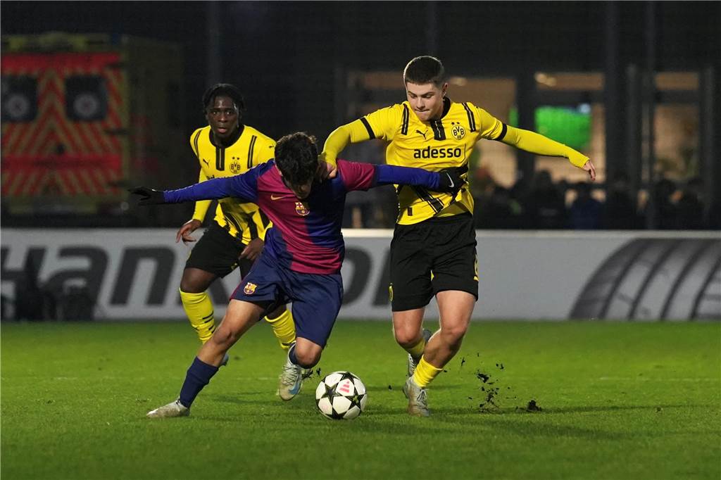 BVB-U19 will sich gegen Barcelona gute Ausgangslage für K.o.-Runde sichern: Youth League live Nick Cherny führt einen Zweikampf um den Ball.