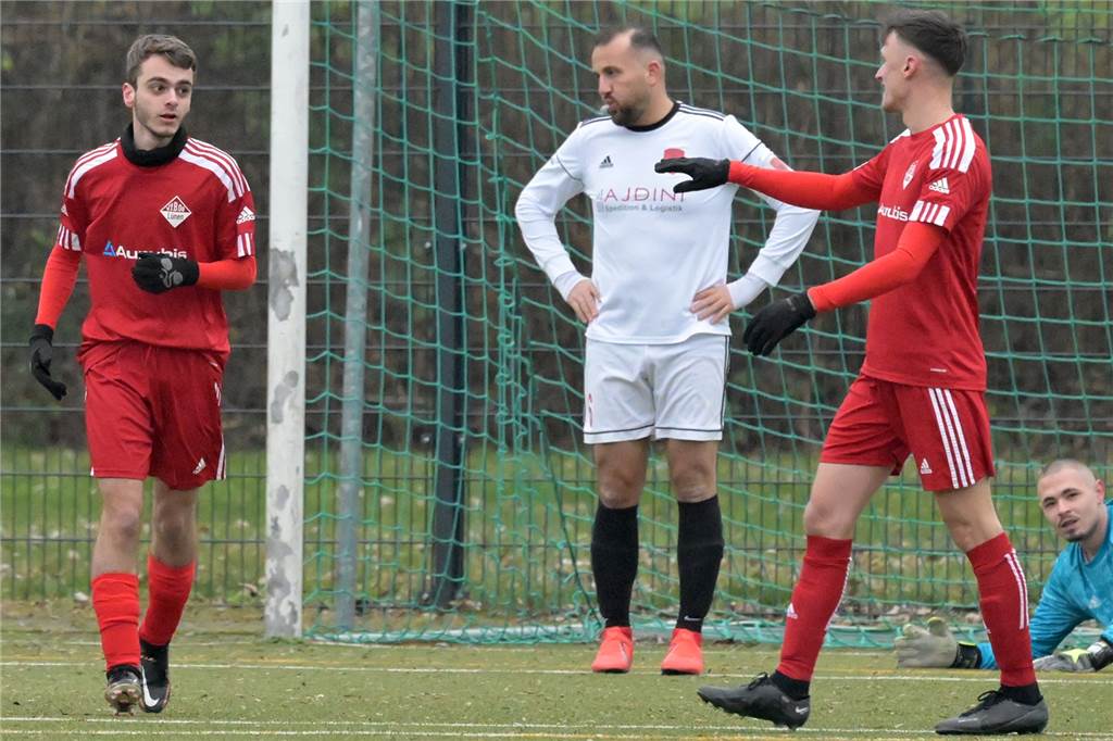 VfB Lünen sichert Trainer Pascal Harder Erfolg im Familien-Duell Nick Gehrmann (l.) erzielte in seinem ersten Einsatz gleich mal ein Tor für den VfB Lünen.