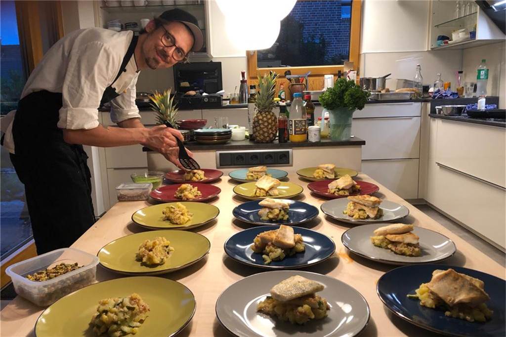 Kreatives Halterner Paar hat am Disselhof „Das Wohnzimmer“ eingerichtet Nick Kutzinski bei einem privaten Kochevent in Aktion
