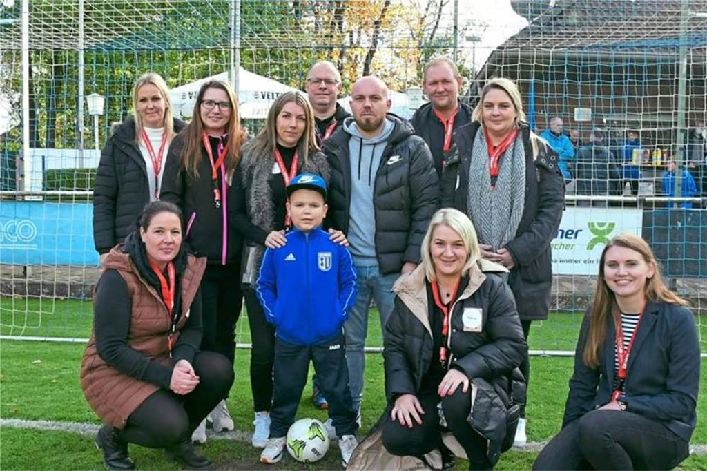 Typisierungsaktion für sechsjährigen Nick aus Epe: Überwältigendes Echo Nick mit seinen Eltern Anja und Waldemar Schneider, den Stammtischschwestern von Anja Schneider sowie Norbert Lünterbusch und Sven Terglane (FC Epe).