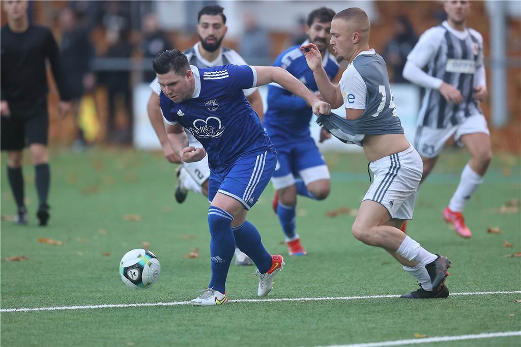 „Charakterkopf“ wechselt zum Holzwickeder SC – er spielte schon bei Schalke und dem ASC 09 Nick Münch (r.) spielt beim Westfalenligisten Hohenlimburg immer durch.