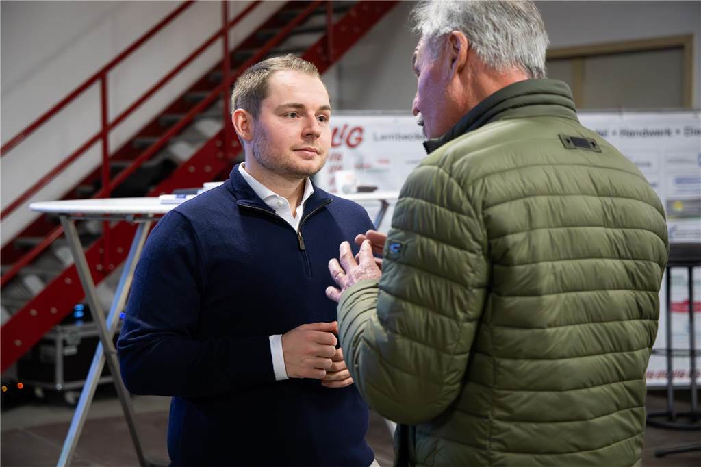 Nicklas Kappe im Gespräch mit einem Bürger