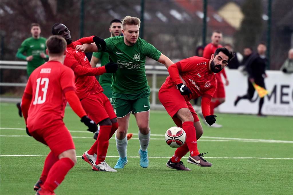 Nach Ohrfeige durch TSC-Spieler - Oberadens Dereli schockiert: Sportgericht eingeschaltet Niclas Beckerling (in Grün, hier im Spiel gegen TuRa Bergkamen) musste gegen den TSC Kamen zwei Tätlichkeiten einstecken.