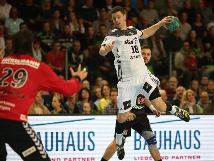 Kiel nach 33:26 über Erlangen vorübergehend Tabellenführer Niclas Ekberg (r) und der THW Kiel gewannen in Erlangen 33:26. Foto: Daniel Karmann