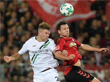 Niclas Füllkrug (l) von Hannover 96 kämpft mit dem Freiburger Nicolas Höfler um den Ball. Foto: Patrick Seeger