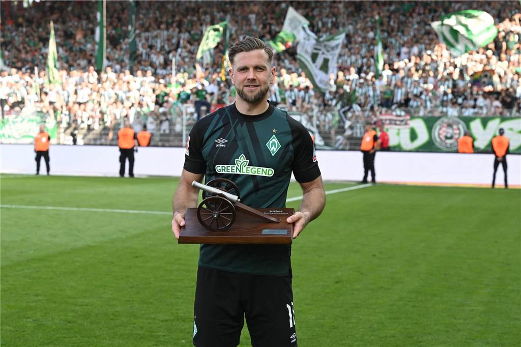 BVB-Stürmer Niclas Füllkrug kritisiert Max Eberl: „Eine Frage des Respekts“ Niclas Füllkrug mit der Torjägerkanone in der Hand.